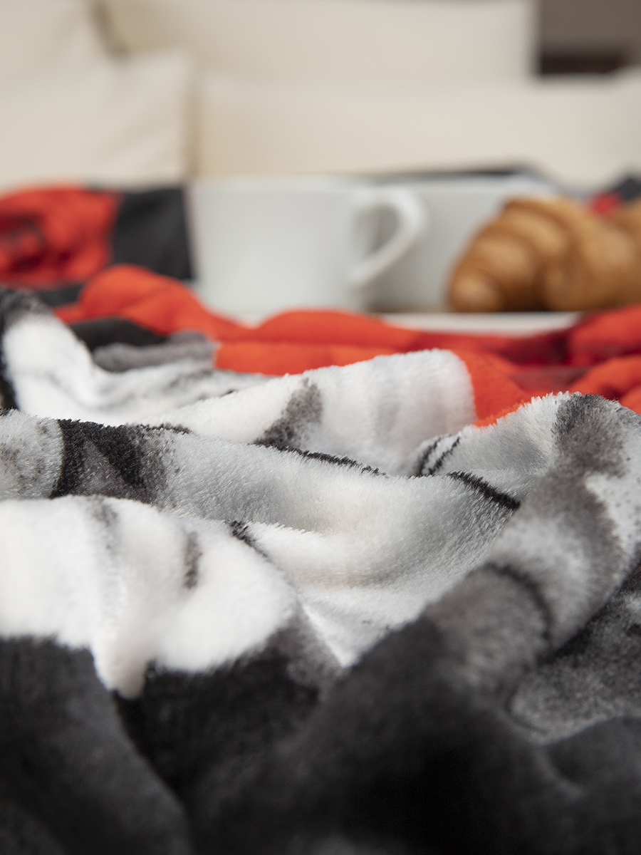 картинка Плед Texrepublic TF FN F83 a1520 Розы на чёрном 